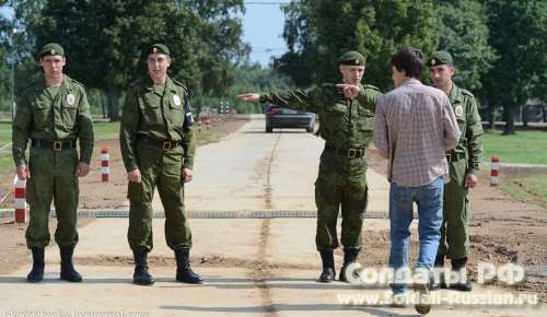 что такое патруль в армии. obyazannosti patrulnogo vs rf 02. что такое патруль в армии фото. что такое патруль в армии-obyazannosti patrulnogo vs rf 02. картинка что такое патруль в армии. картинка obyazannosti patrulnogo vs rf 02. До тех пор, пока солдат не уволился в запас и пребывает в списке личного состава части, он руководствуется общевоинским уставом. Определенные нормы для военнослужащего разработаны и в случае его временного пребывания за пределами части. Но, как известно, отсутствие контроля обязательно ведет за собой нарушение всех правил, причем объем этих нарушений растет лавинообразно. Поэтому в любом гарнизоне в качестве обязательного мероприятия предусмотрена организация патрулирования, которое ведется в местах со статусом общественного пользования и прочих местах массового пребывания людей на территории того населенного пункта, где дислоцируется часть.